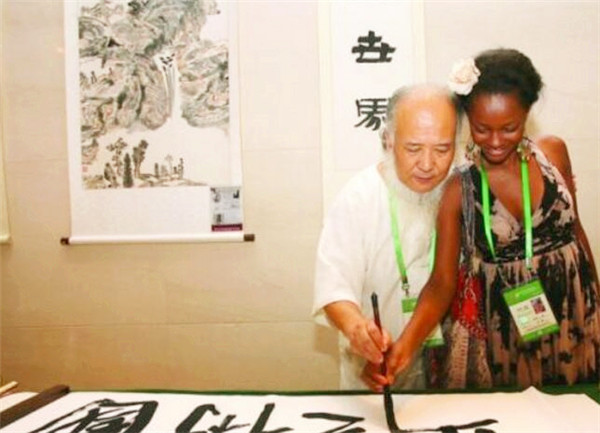 非洲|中国53岁画家，花4000万娶小29岁的非洲少女，如今生活让人羡慕