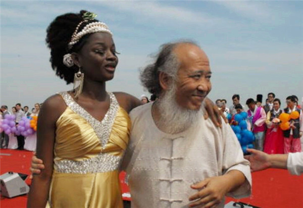 非洲|中国53岁画家，花4000万娶小29岁的非洲少女，如今生活让人羡慕