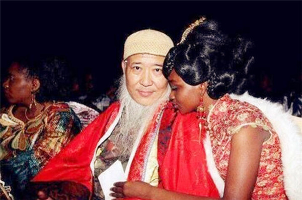 非洲|中国53岁画家，花4000万娶小29岁的非洲少女，如今生活让人羡慕