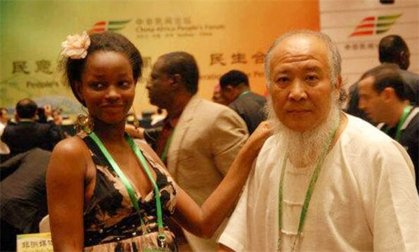 非洲|中国53岁画家，花4000万娶小29岁的非洲少女，如今生活让人羡慕