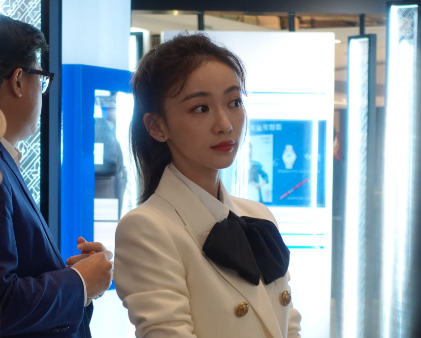 而且吴谨言侧脸的颜值也是很高的,这个鼻子也太优越了,侧脸的弧度真的