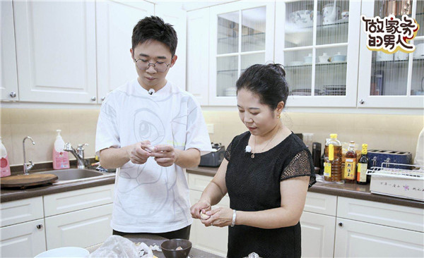 傅首尔拜访杨迪准备重口味惊喜杨迪生抠肥肠被臭哭溢出屏幕的销魂