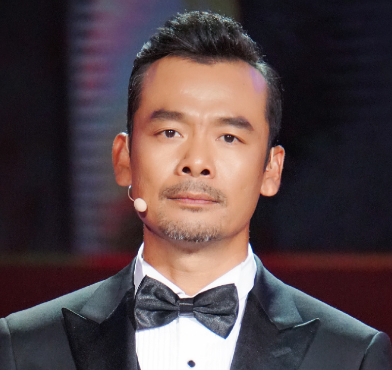 只不过话说回来了,《幸福到万家》终于开拍了,原本导演姚远,郑晓龙