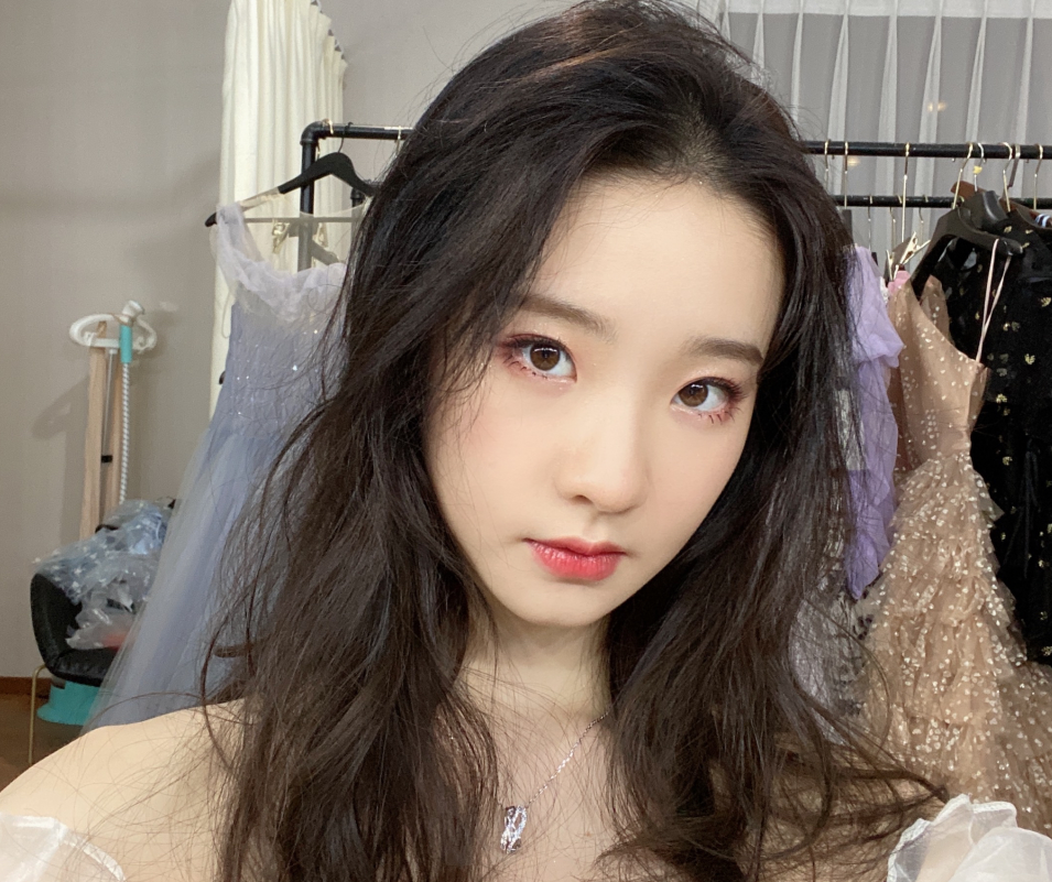 硬糖少女|硬糖少女绿野仙踪大片，陈卓璇似仙女下凡，我却被张艺凡美到了