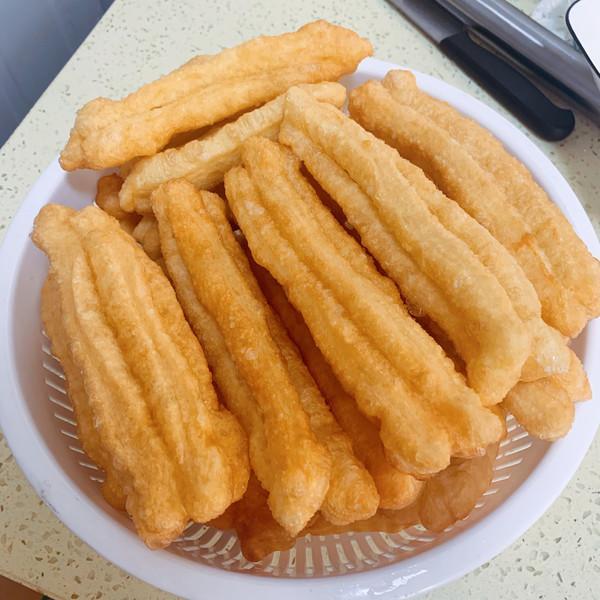 家常版炸油条的做法掌握小技巧个个蓬松酥脆放凉了也不会硬