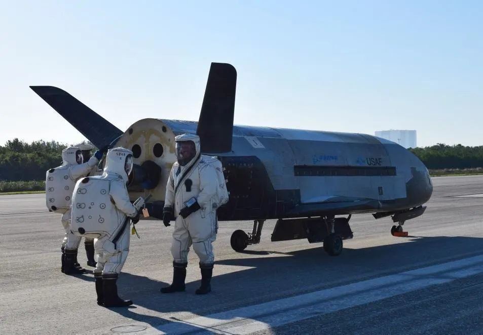 金星_天文行星|9月两个微小亮点从金星附近掠过，被确认为人造物，它们是什么？