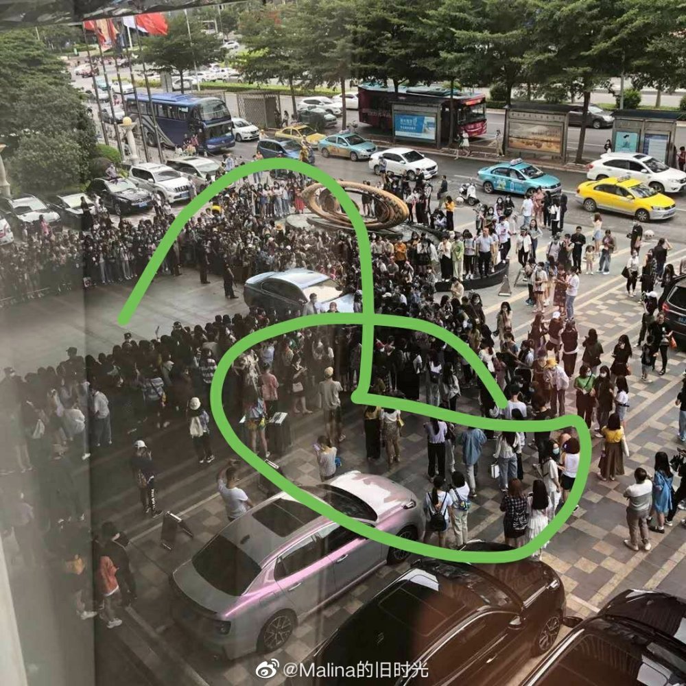 王一博|王一博到南宁参加见面会，粉丝为何人手一把香菜？