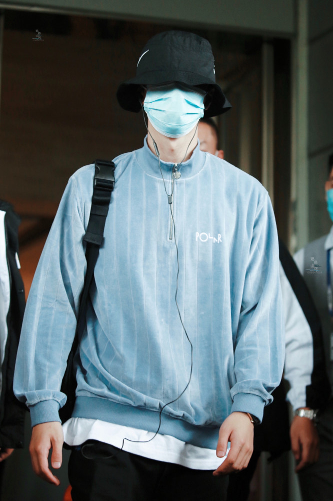 王一博|王一博到南宁参加见面会，粉丝为何人手一把香菜？