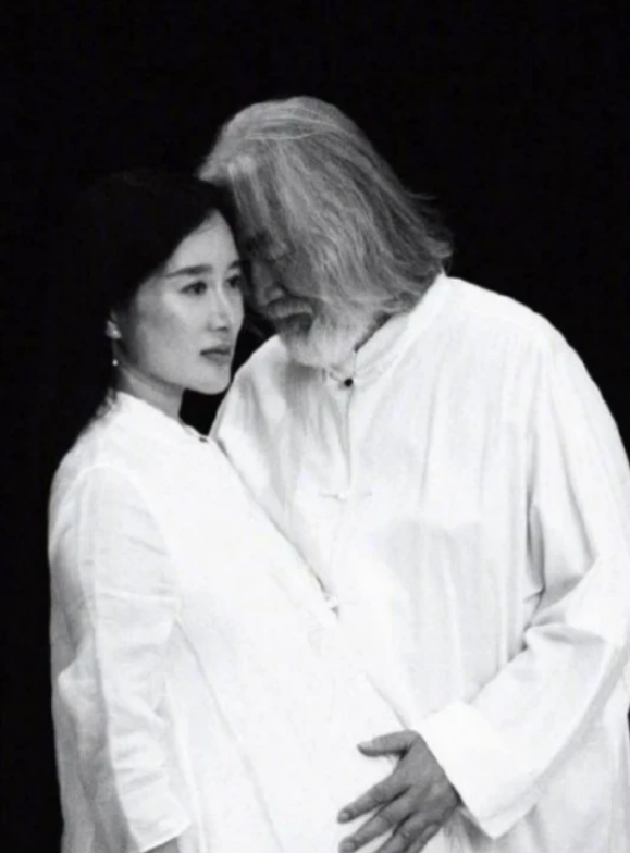 杜星霖|杜星霖产女后首晒照，张纪中镜头下扇蒲扇喝茶，和老公一起享清福