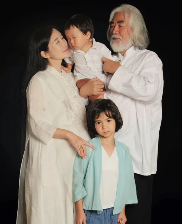 杜星霖|杜星霖产女后首晒照，张纪中镜头下扇蒲扇喝茶，和老公一起享清福