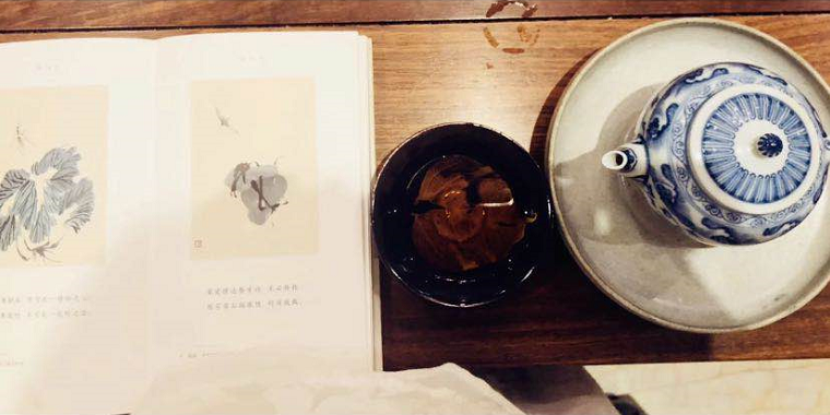 杜星霖|杜星霖产女后首晒照，张纪中镜头下扇蒲扇喝茶，和老公一起享清福