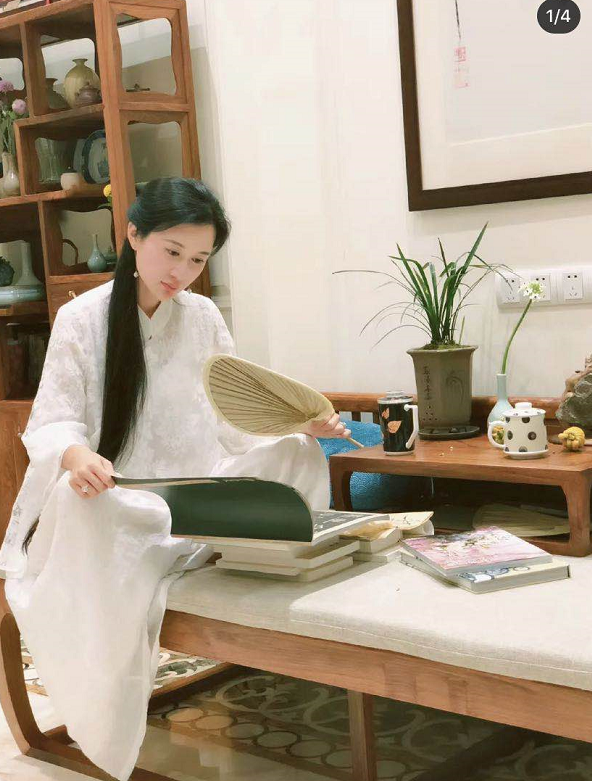 杜星霖|杜星霖产女后首晒照，张纪中镜头下扇蒲扇喝茶，和老公一起享清福