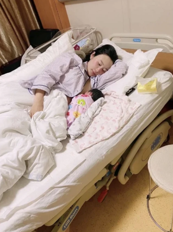 杜星霖|杜星霖产女后首晒照，张纪中镜头下扇蒲扇喝茶，和老公一起享清福