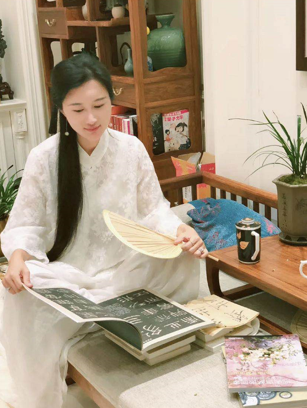 杜星霖|杜星霖产女后首晒照，张纪中镜头下扇蒲扇喝茶，和老公一起享清福