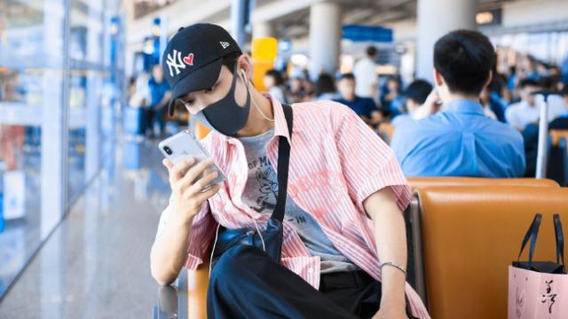 肖战|肖战新物料来袭，亮相央视推荐新剧，网友纷纷表示一身正气太帅了！