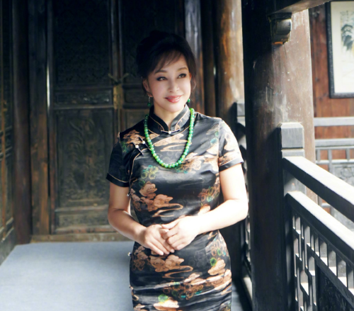 刘晓庆|继《隋唐》后，65岁刘晓庆再演少女，旗袍装老态尽显被网友吐槽