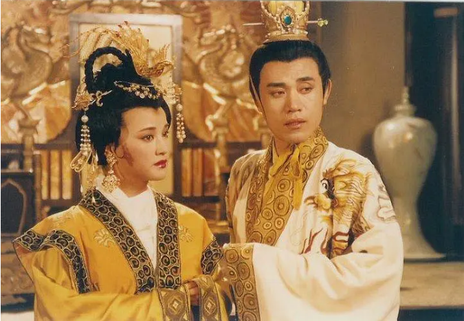 刘晓庆|继《隋唐》后，65岁刘晓庆再演少女，旗袍装老态尽显被网友吐槽