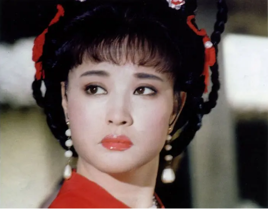 刘晓庆|继《隋唐》后，65岁刘晓庆再演少女，旗袍装老态尽显被网友吐槽