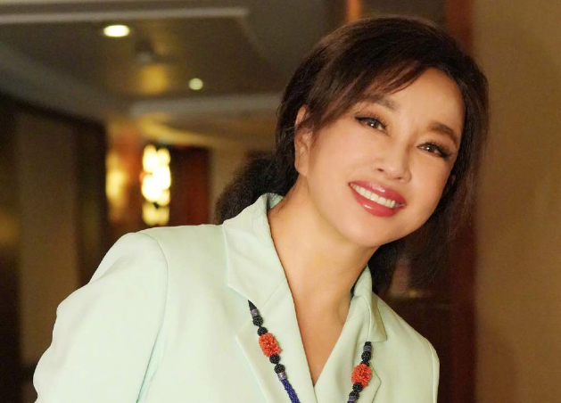 刘晓庆|继《隋唐》后，65岁刘晓庆再演少女，旗袍装老态尽显被网友吐槽