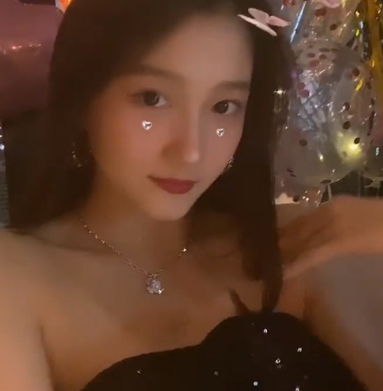 有网友曝光了关晓彤开庆生派对的照片,和众多闺蜜好友玩的好high,这个