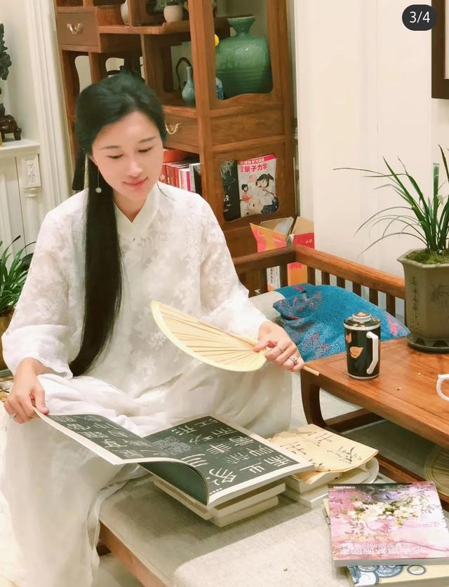 张纪中|张纪中妻子公开豪宅内景如古装剧现场，拍全家福和老公温情对视
