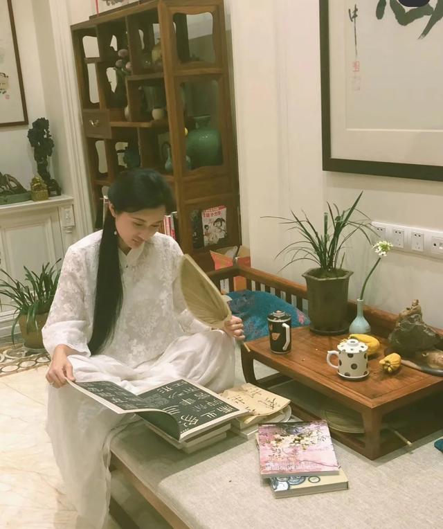 张纪中|张纪中妻子公开豪宅内景如古装剧现场，拍全家福和老公温情对视