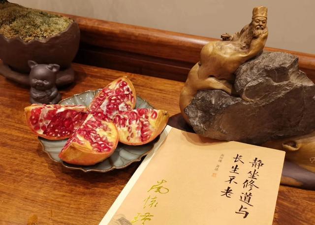 张纪中|张纪中妻子公开豪宅内景如古装剧现场，拍全家福和老公温情对视