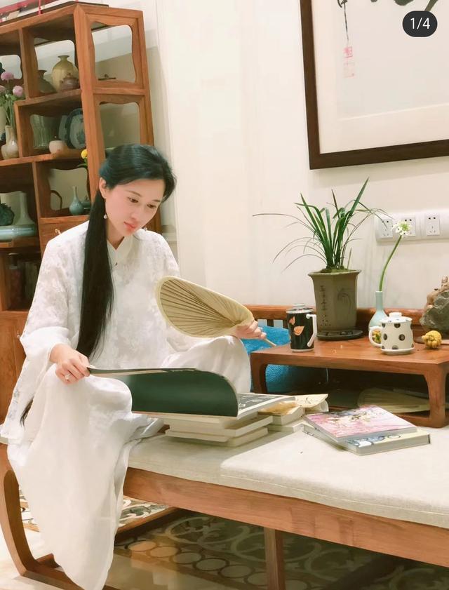 张纪中|张纪中妻子公开豪宅内景如古装剧现场，拍全家福和老公温情对视