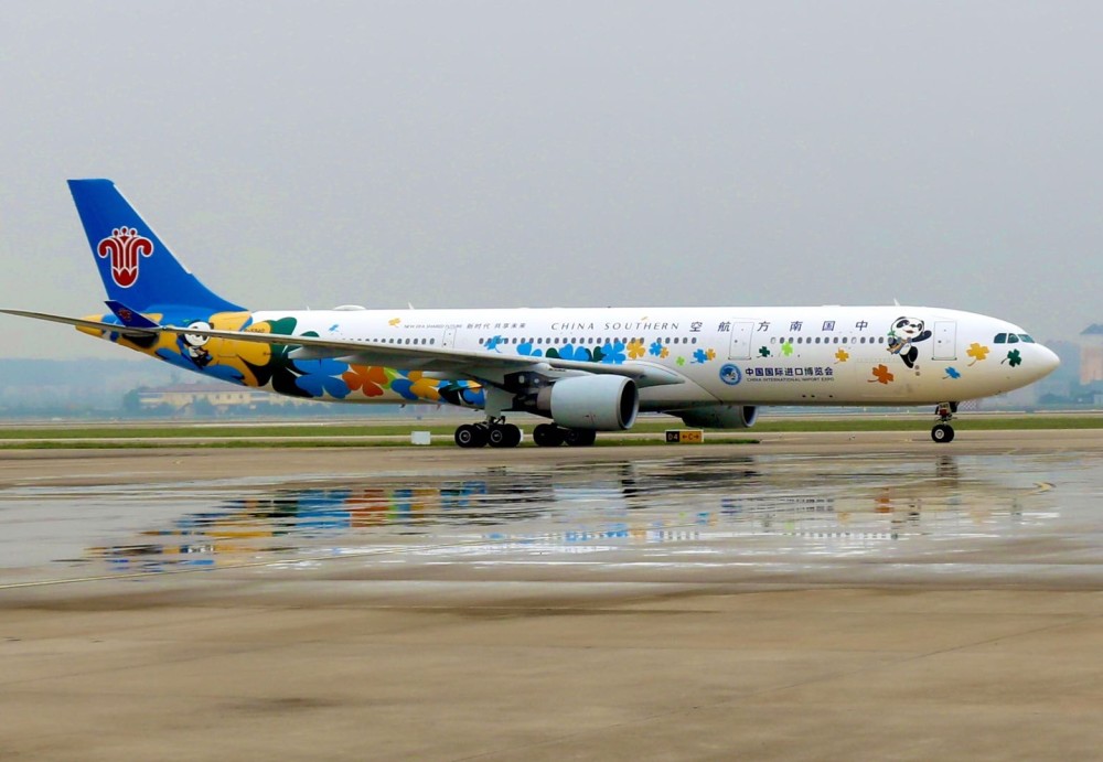过水门刚刚南航进博号主题彩绘飞机首航飞抵上海