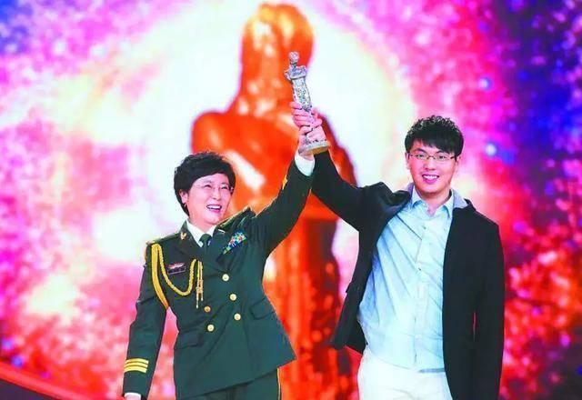 在抗击埃博拉病毒中,麻恩浩主动申请去西非做志愿者