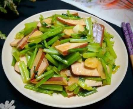 芹菜和它是绝配搭配着一起炒营养丰盛口感鲜香比肉还好吃