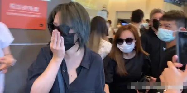 黄鸿升|黄鸿升设灵首日众星悼念，黄爸爸鞠躬感谢，悲痛过度被搀扶进灵堂