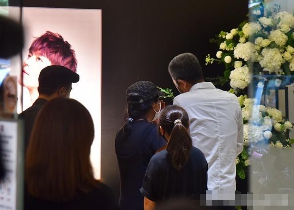 黄鸿升|黄鸿升设灵首日众星悼念，黄爸爸鞠躬感谢，悲痛过度被搀扶进灵堂