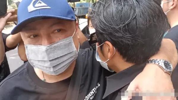 黄鸿升|黄鸿升设灵首日众星悼念，黄爸爸鞠躬感谢，悲痛过度被搀扶进灵堂