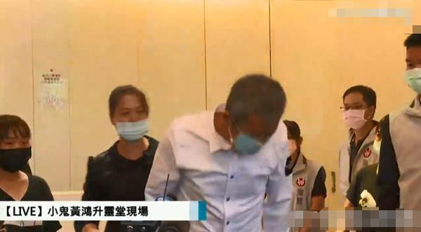 黄鸿升|黄鸿升设灵首日众星悼念，黄爸爸鞠躬感谢，悲痛过度被搀扶进灵堂