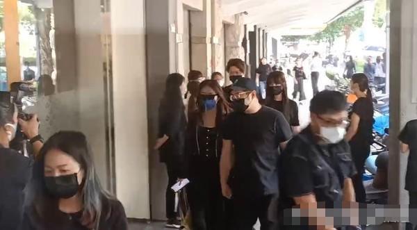 黄鸿升|黄鸿升设灵首日众星悼念，黄爸爸鞠躬感谢，悲痛过度被搀扶进灵堂