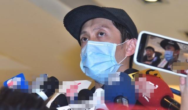 黄鸿升|黄鸿升设灵首日众星悼念，黄爸爸鞠躬感谢，悲痛过度被搀扶进灵堂