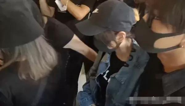 黄鸿升|黄鸿升设灵首日众星悼念，黄爸爸鞠躬感谢，悲痛过度被搀扶进灵堂