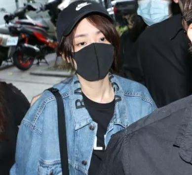 黄鸿升|黄鸿升设灵首日众星悼念，黄爸爸鞠躬感谢，悲痛过度被搀扶进灵堂