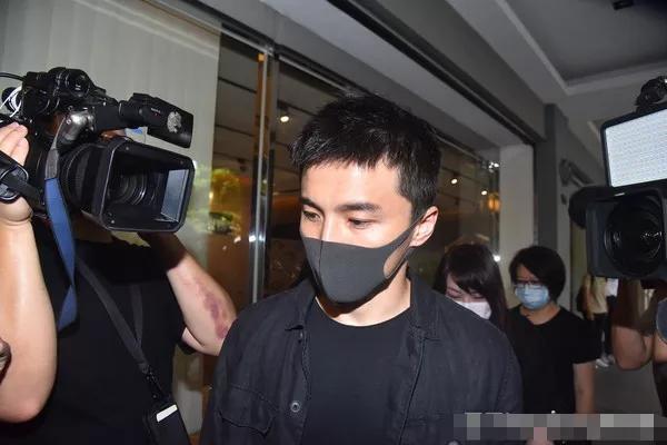 黄鸿升|黄鸿升设灵首日众星悼念，黄爸爸鞠躬感谢，悲痛过度被搀扶进灵堂