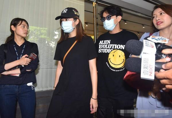 黄鸿升|黄鸿升设灵首日众星悼念，黄爸爸鞠躬感谢，悲痛过度被搀扶进灵堂