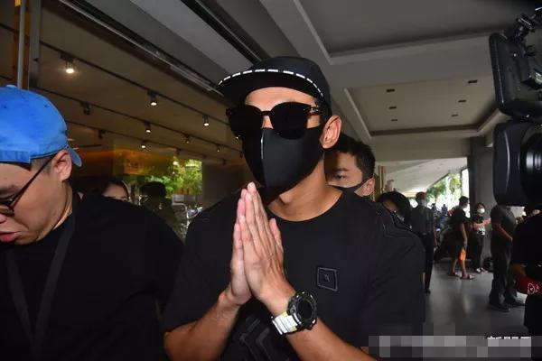 黄鸿升|黄鸿升设灵首日众星悼念，黄爸爸鞠躬感谢，悲痛过度被搀扶进灵堂