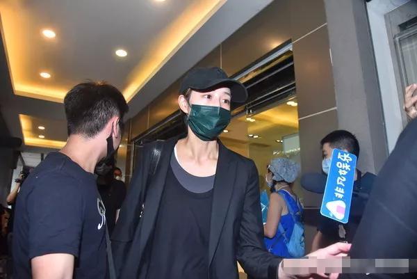 黄鸿升|黄鸿升设灵首日众星悼念，黄爸爸鞠躬感谢，悲痛过度被搀扶进灵堂