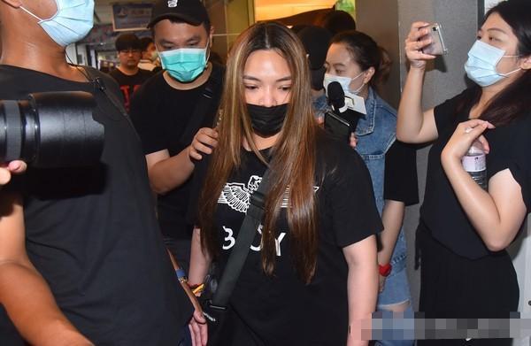 黄鸿升|黄鸿升设灵首日众星悼念，黄爸爸鞠躬感谢，悲痛过度被搀扶进灵堂