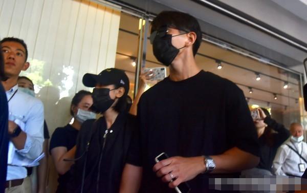 黄鸿升|黄鸿升设灵首日众星悼念，黄爸爸鞠躬感谢，悲痛过度被搀扶进灵堂