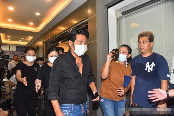 黄鸿升|黄鸿升设灵首日众星悼念，黄爸爸鞠躬感谢，悲痛过度被搀扶进灵堂