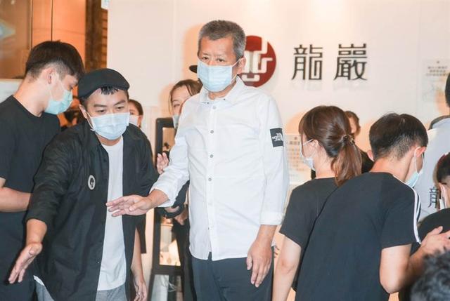 黄鸿升|黄鸿升设灵首日众星悼念，黄爸爸鞠躬感谢，悲痛过度被搀扶进灵堂