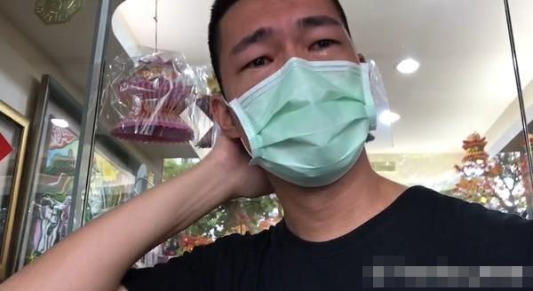 黄鸿升|黄鸿升设灵首日众星悼念，黄爸爸鞠躬感谢，悲痛过度被搀扶进灵堂