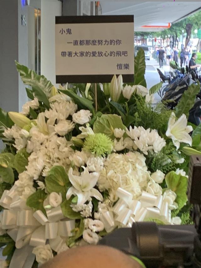 黄鸿升|黄鸿升设灵首日众星悼念，黄爸爸鞠躬感谢，悲痛过度被搀扶进灵堂