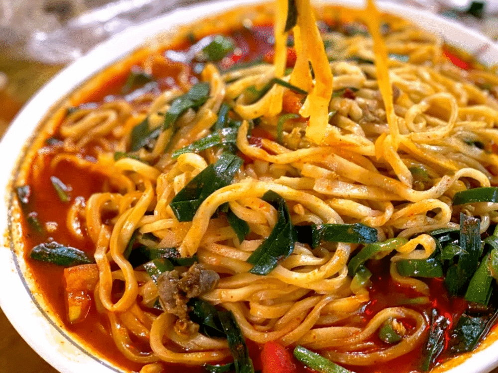 提起中卫的名小吃,炒拉条是一定不得不说的.